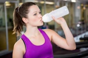 hoeveel ons water moet je per dag drinken?